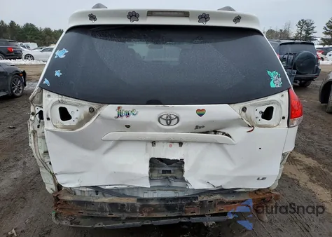 2012 Toyota Sienna Le z USA, uszkodzony, nr VIN 5TDKK3DC2CS240242